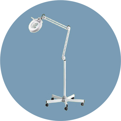 Lampe loupe mobile sur roulettes